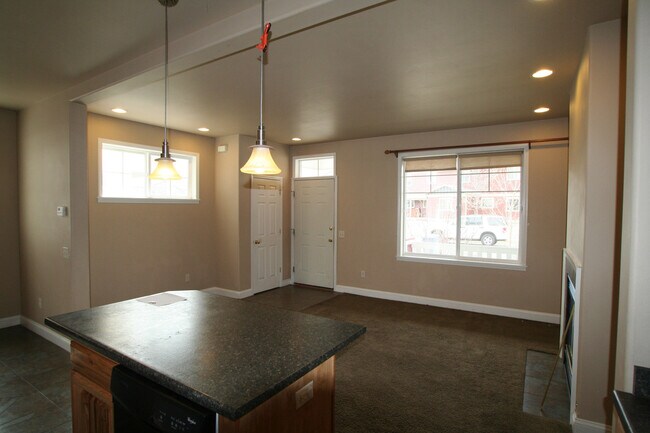 Building Photo - Matheson Way Townhouse