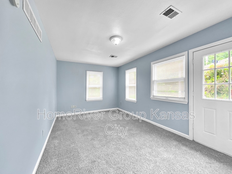 Building Photo - 1123 S Haden St