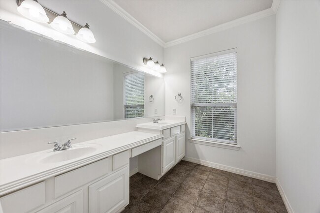 Building Photo - 116 White Dr