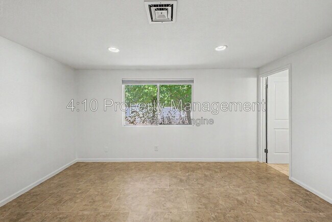Building Photo - 2104 N Comanche Dr