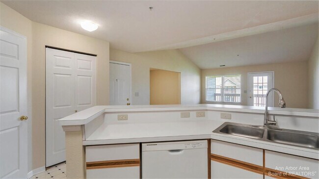 Building Photo - 1328 Heatherwood Ln