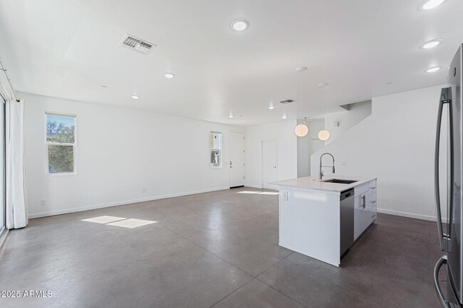 Building Photo - 225 N Pleasant Dr