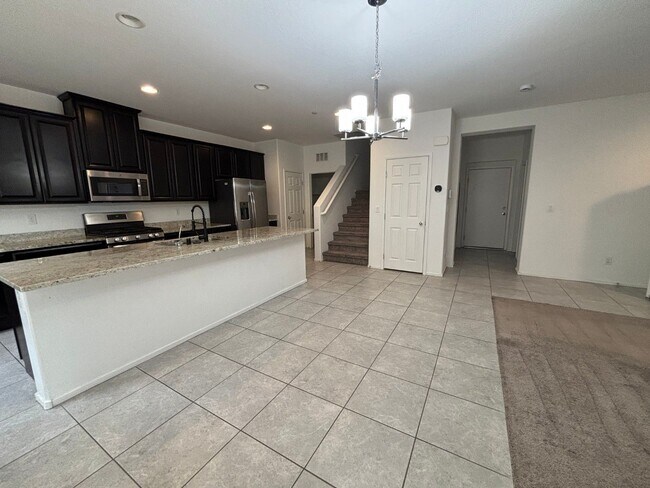 Building Photo - Beautiful Gated 3-Bed, 2.5-Bath Townhome i...