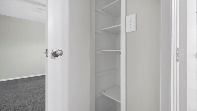 Building Photo - 2405-B Belcher Dr