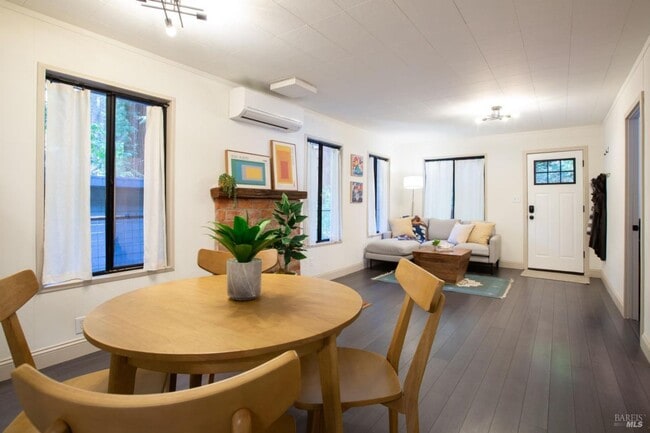 Building Photo - 654 Square Foot remodeled 2 bedroom, 1 bat...
