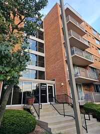 Building Photo - 2201 S Stewart Ave