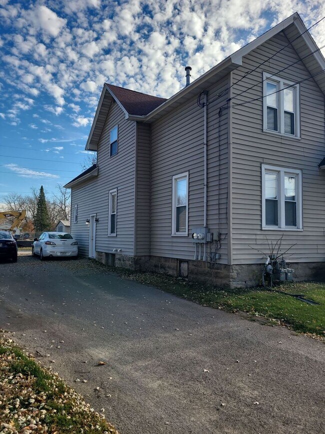 Building Photo - 622 Grand St