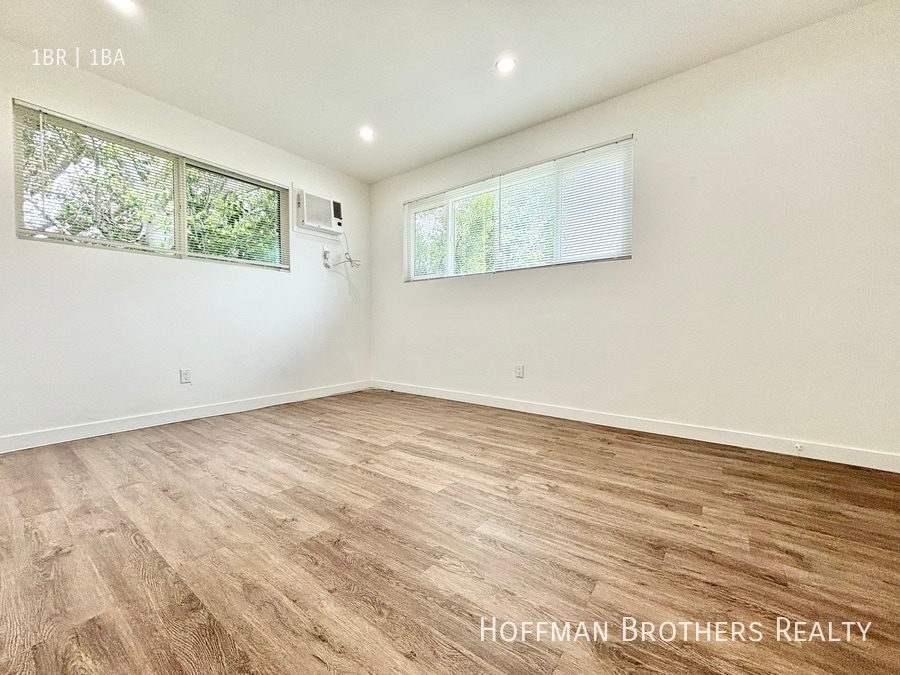 Building Photo - 1135 S Doheny Dr