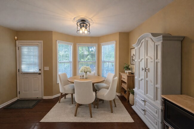 Building Photo - MOVE-IN SPECIAL!! $250 OFF First Month