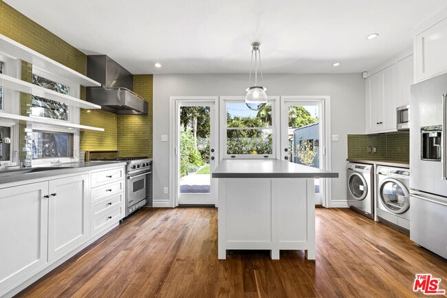 Building Photo - 8901 Rosewood Ave