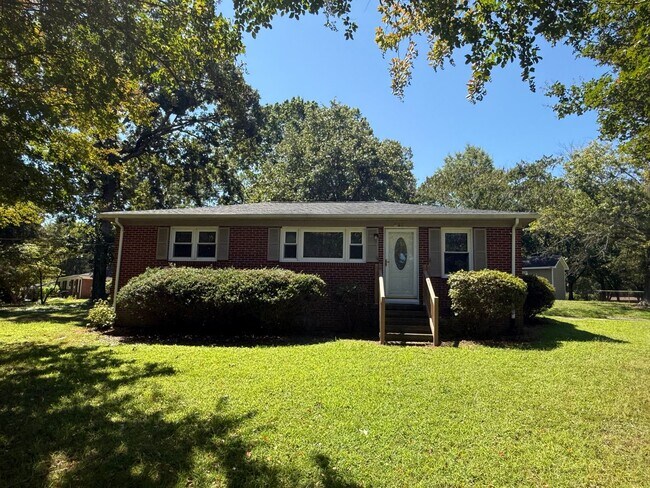 Building Photo - Three bedroom, 1 bath house in Burlington