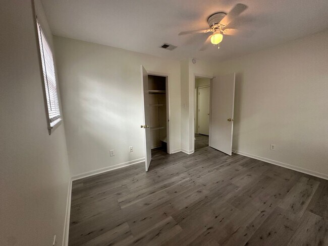 Building Photo - Pet Friendly 2 Bedroom, 1 Bath Duplex Located in the Center of Wilmington