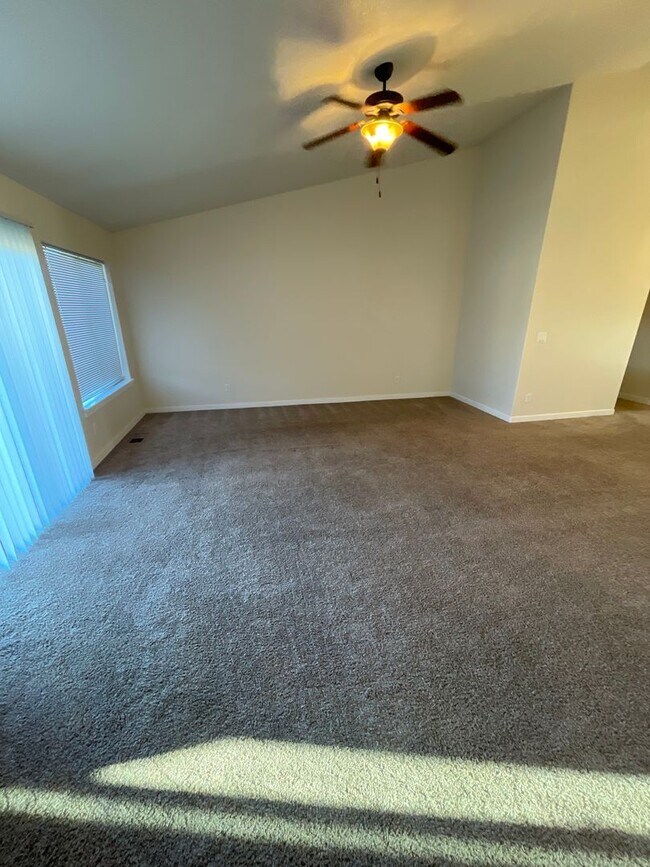 Building Photo - Dont miss out on this charming four bedroom home!