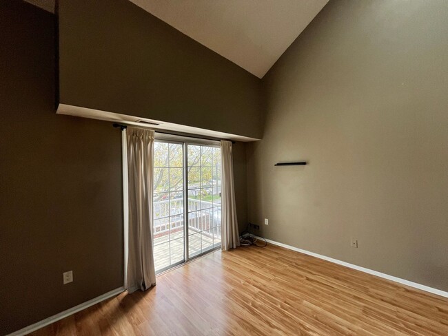 Building Photo - 2 bedroom condo in Newtown Grant