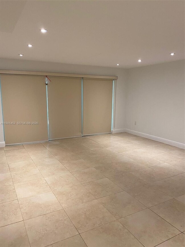 Building Photo - 9373 Fontainebleau Blvd