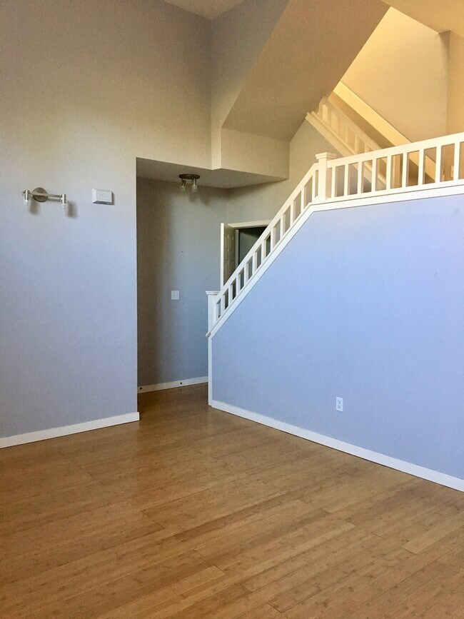 Building Photo - Gorgeous and Spacious Townhome in Waneka L...