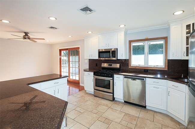 Building Photo - 91 Birchwood Park Dr