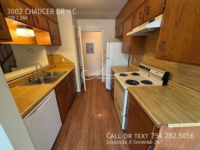 Building Photo - 3002 Chaucer Dr