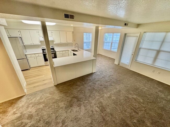 Building Photo - Beautifully Remodeled, Easy Living Townhome. Location, Location!