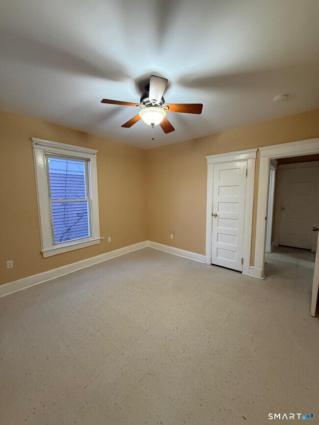 Building Photo - 256 Center St