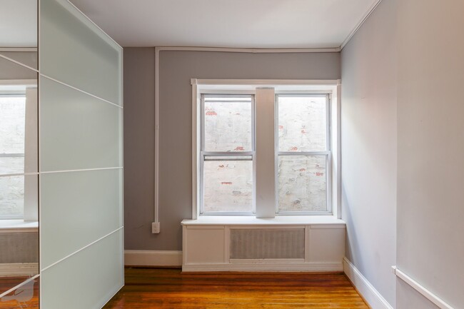 Building Photo - Classy Columbia Heights Row Home! 1/2 Off ...