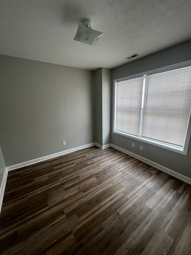 Building Photo - Beautifully renovated 3 bedroom house!