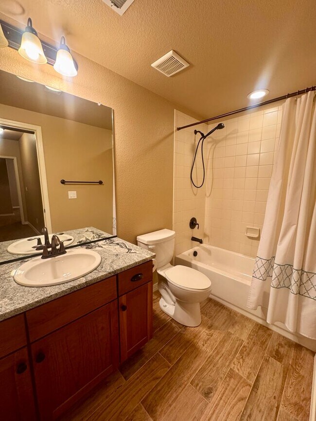 Building Photo - Gorgeous 4 Bedroom Townhome in Briargate