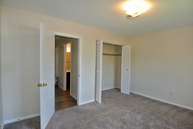 Building Photo - 1729 Elmwood Dr