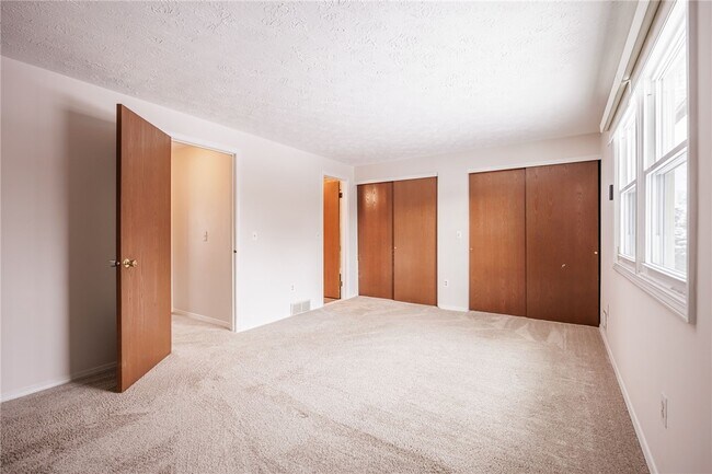 Building Photo - 16 Sanders Farm Dr