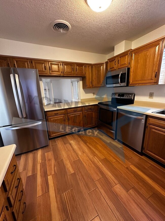 Building Photo - Large 2 bedroom with sunroom in immaculate condition.  Telshor neighborhood with garage!