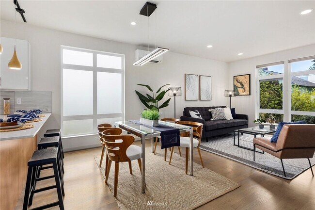 Building Photo - Contemporary 3 Bed 2.5 Bath Home with Rooftop Deck in Ballard