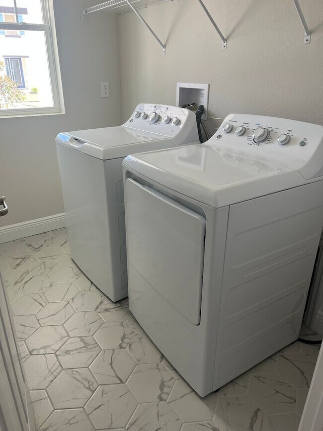 Building Photo - Beautiful home located in desirable Waters...