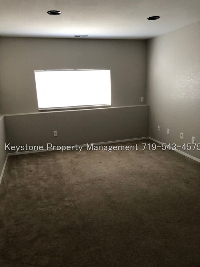 Building Photo - 486 W Bellflower Dr
