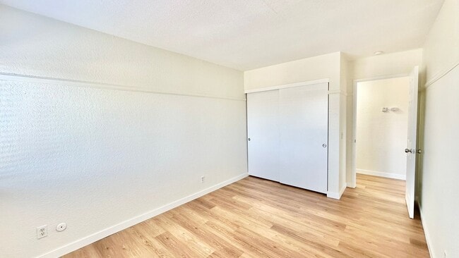 Building Photo - Darling, Upstairs, Corner-End Condo Unit i...
