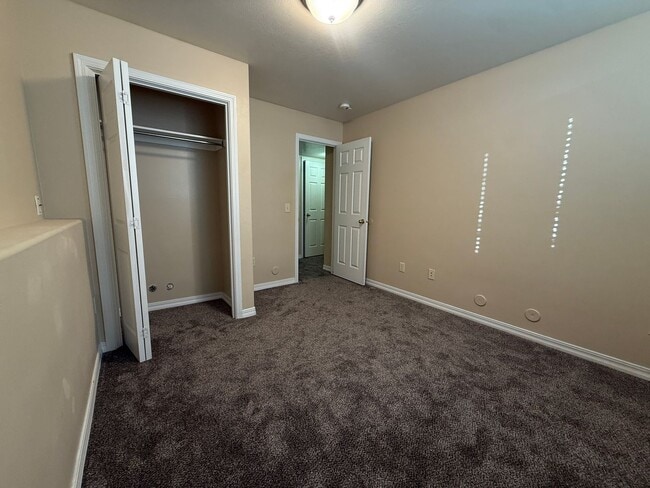 Building Photo - 460 Center St