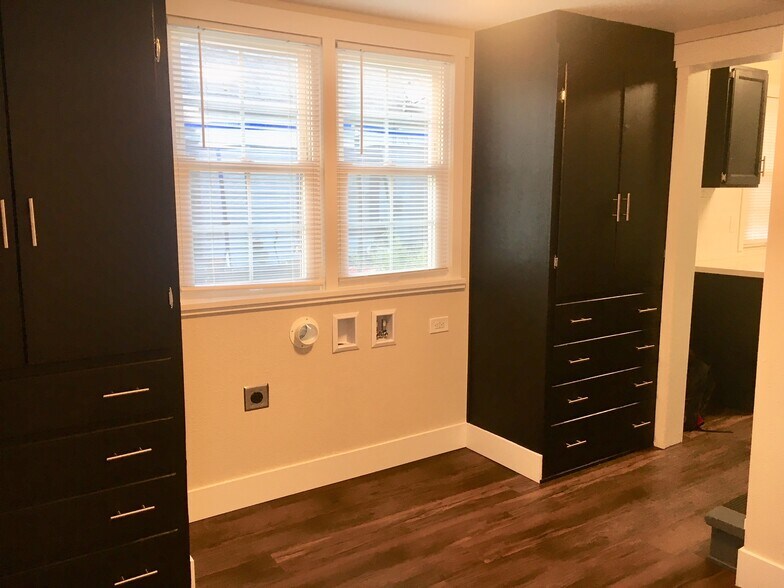 Laundry Room - 613 Broadway Ave