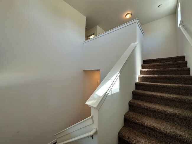 Building Photo - 3 Bed, 2.5 Bath House in Cordata Neighborhood