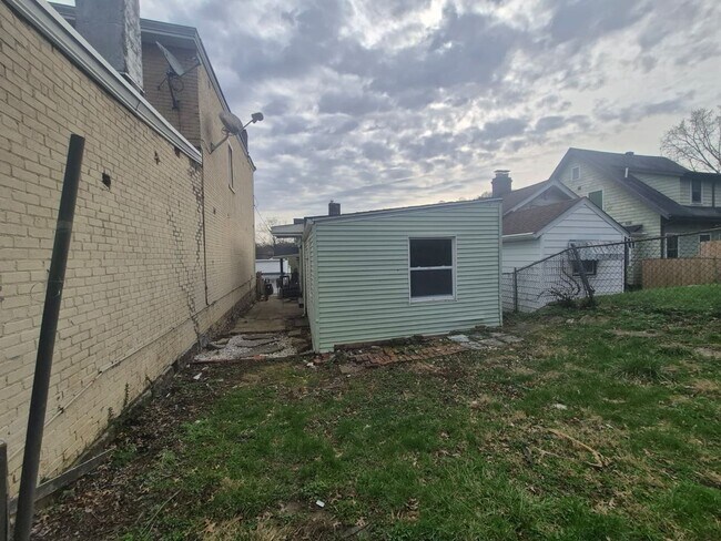 Building Photo - Charming 2-Bedroom Home with Fenced Yard in Covington!