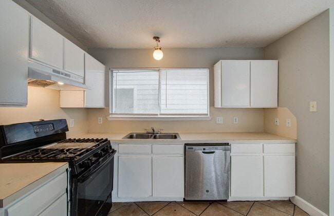 Building Photo - 15850 E Park Ct