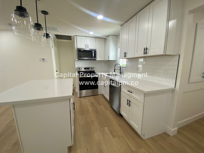 Building Photo - Adorable 3 Bed Bungalow