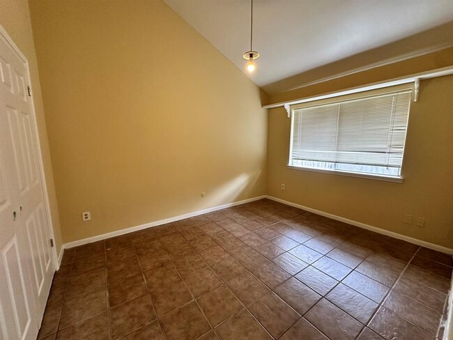 Building Photo - 5006 Stanhope Dr