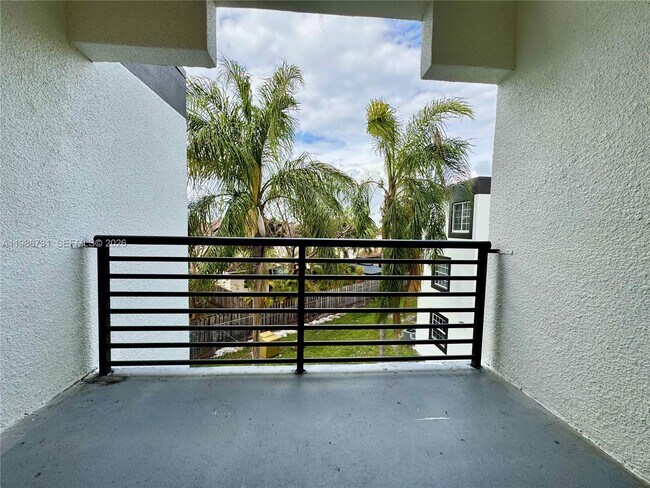 Building Photo - 9731 Fontainebleau Blvd