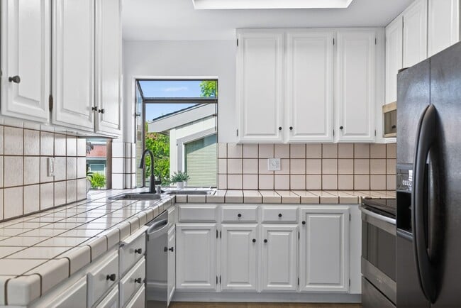 Building Photo - 2 Bedroom Condo for Rent in Redding CA | Pool, Spa, Fireplace, Balcony