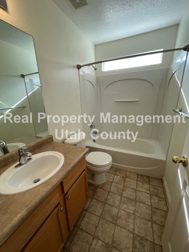 Building Photo - Stunning Townhome in Lehi