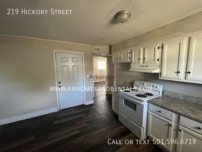 Building Photo - 219 Hickory St