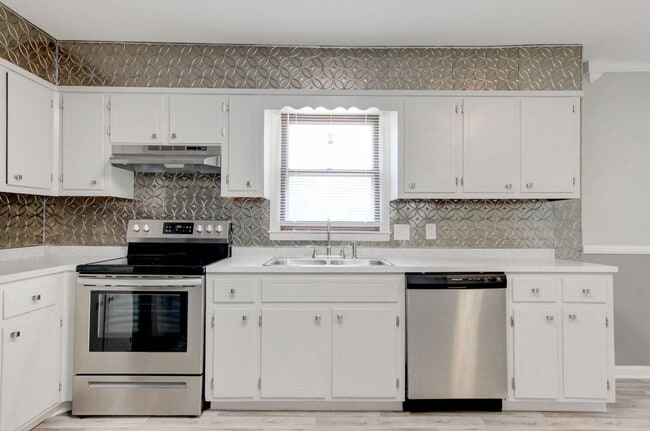 Building Photo - JUST LISTED! 3 bedroom with bonus room in ...