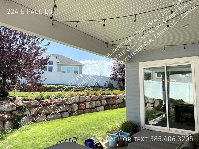 Building Photo - 224 E Pace Ln