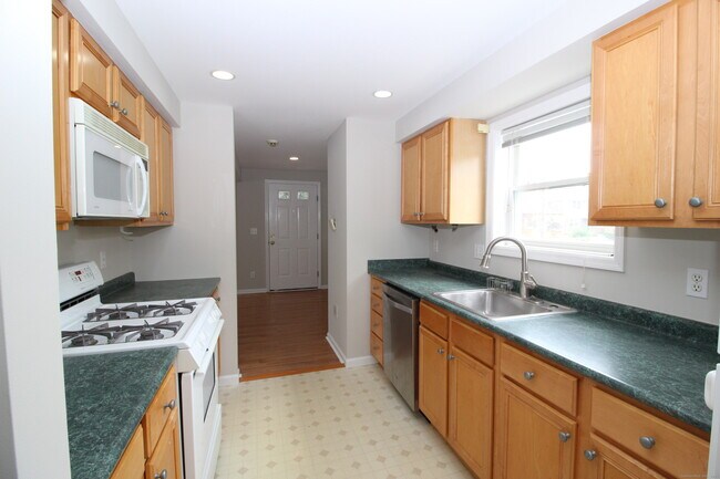Building Photo - 67 Scofield Ave