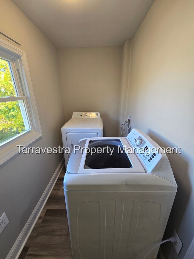 Building Photo - 209 N 3rd St