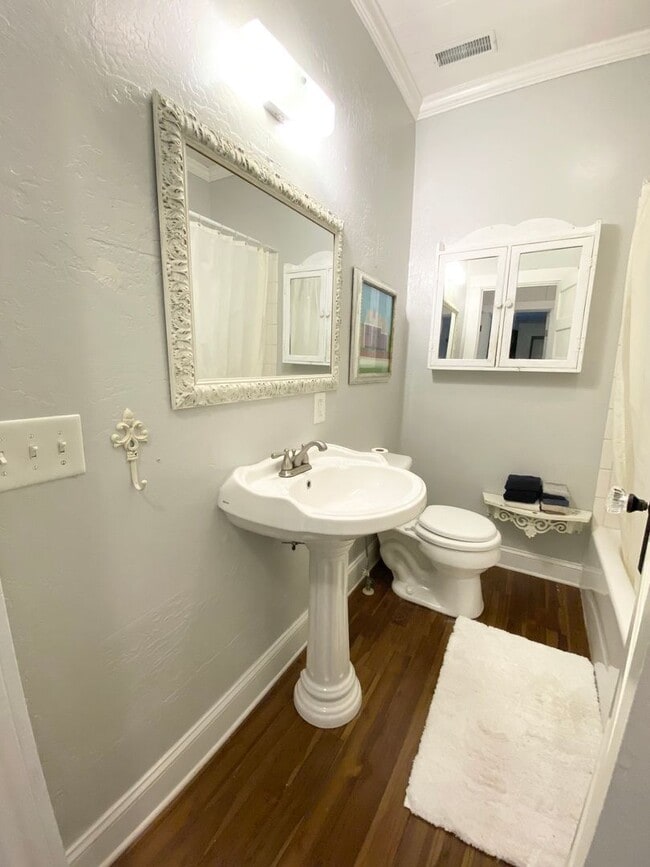 Building Photo - Looking for a lovely home that is fully furnished!